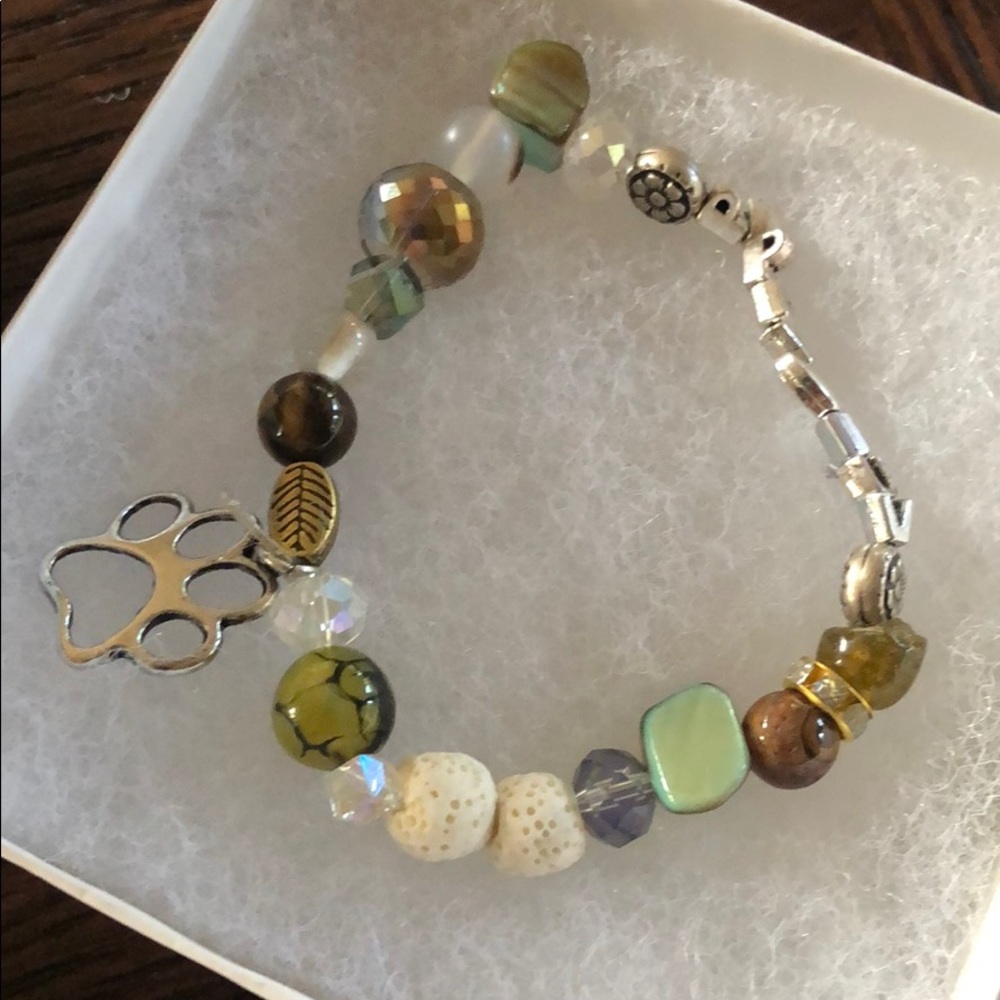 Beaded bracelet that has paw print
